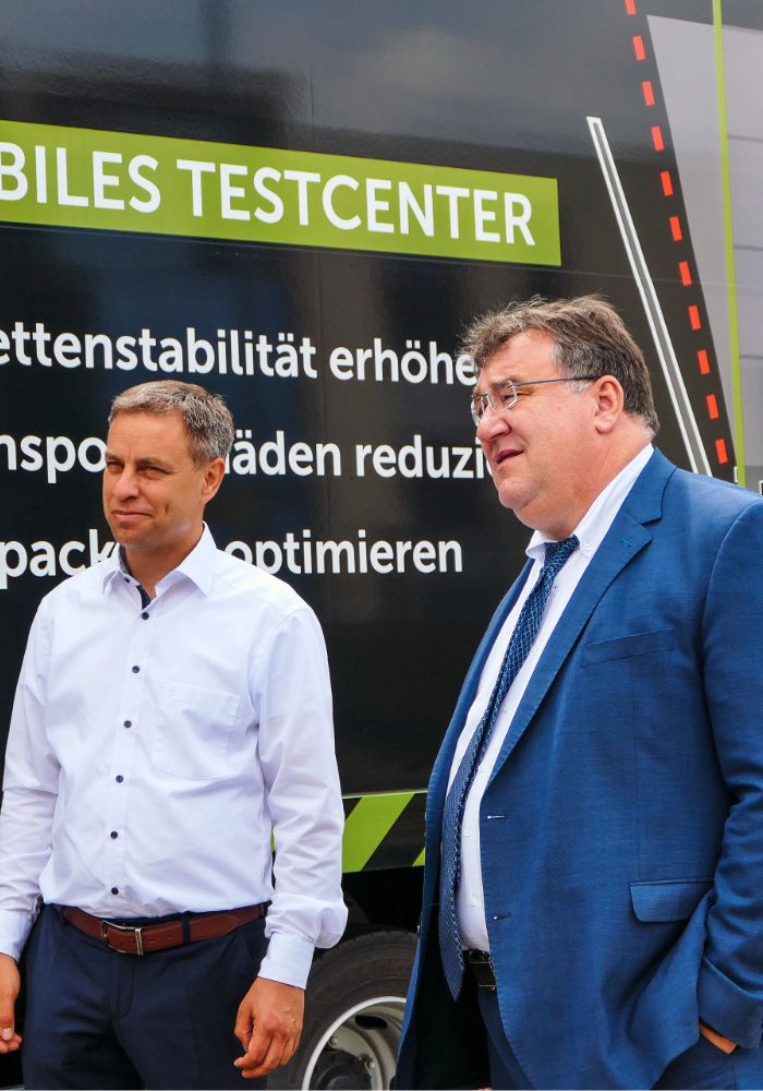 Christian Schröder (Gebietsleiter envirogroup) und Marc Weinmeister (Staatssekretär Hessen) vor dem Test-Truck für Palettenstabilität