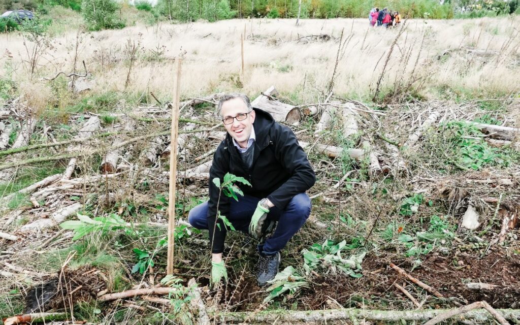 Nils Brusius bei der Aufforstung auf der Kalteiche in Haiger