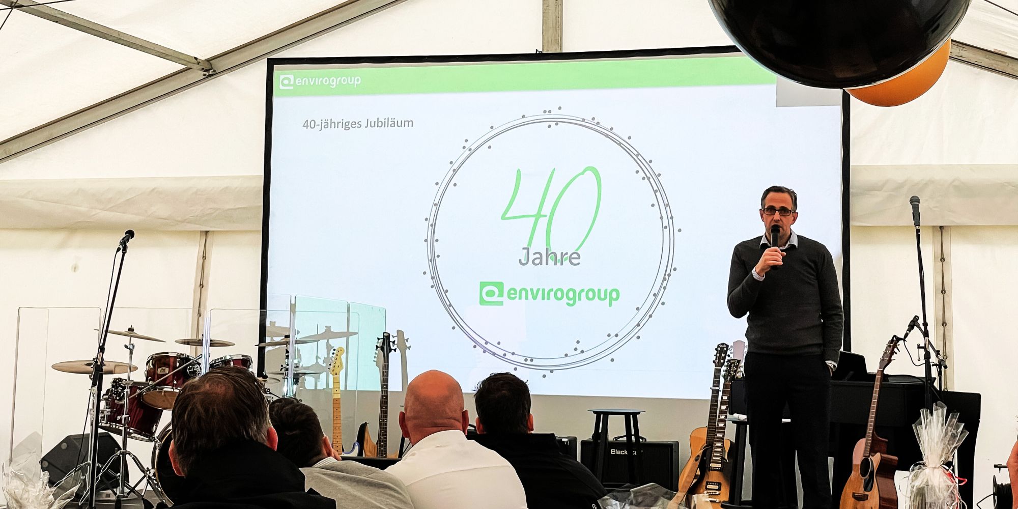 40 Jahre Jubiläumsfeier der Enviro Group GmbH in Haiger, Nils Brusius steht auf der Bühne
