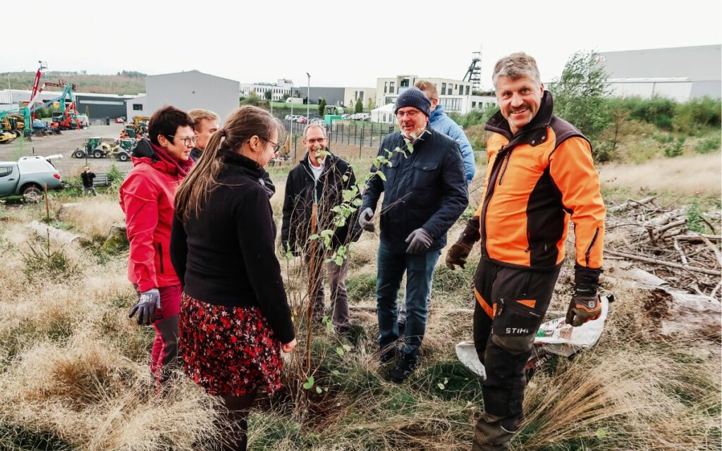 STI Forst zeigt der envirogroup wie die Bäume eingepflanzt werden