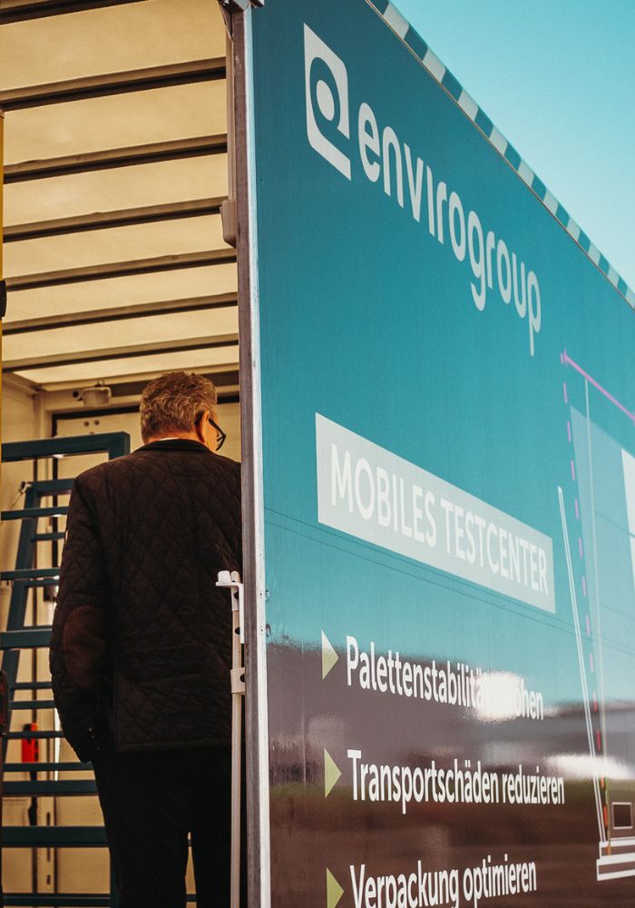 Der Bürgermeister von Haiger steht im mobilen Testcenter der envirogroup auf der Kalteiche