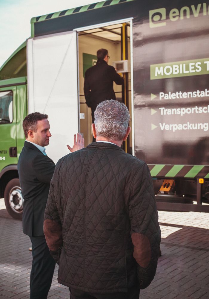 Daniel Brusius und der Bürgermeister von Haiger sprechen über die envirogroup Test-Truck