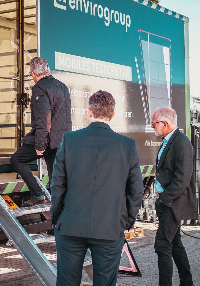 Bürgermeister von Haiger steigt den den Test-Truck, welcher die Paletten-Stabilität messen kann
