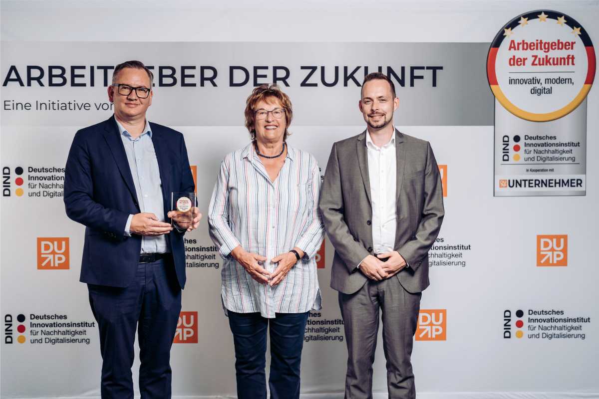 f.l.t.r. Jörg Quast (envirogroup), Brigitte Zypries (former Federal Minister of Economics), Tizian Verheul (envirogroup) at the Employers of the Future award ceremony