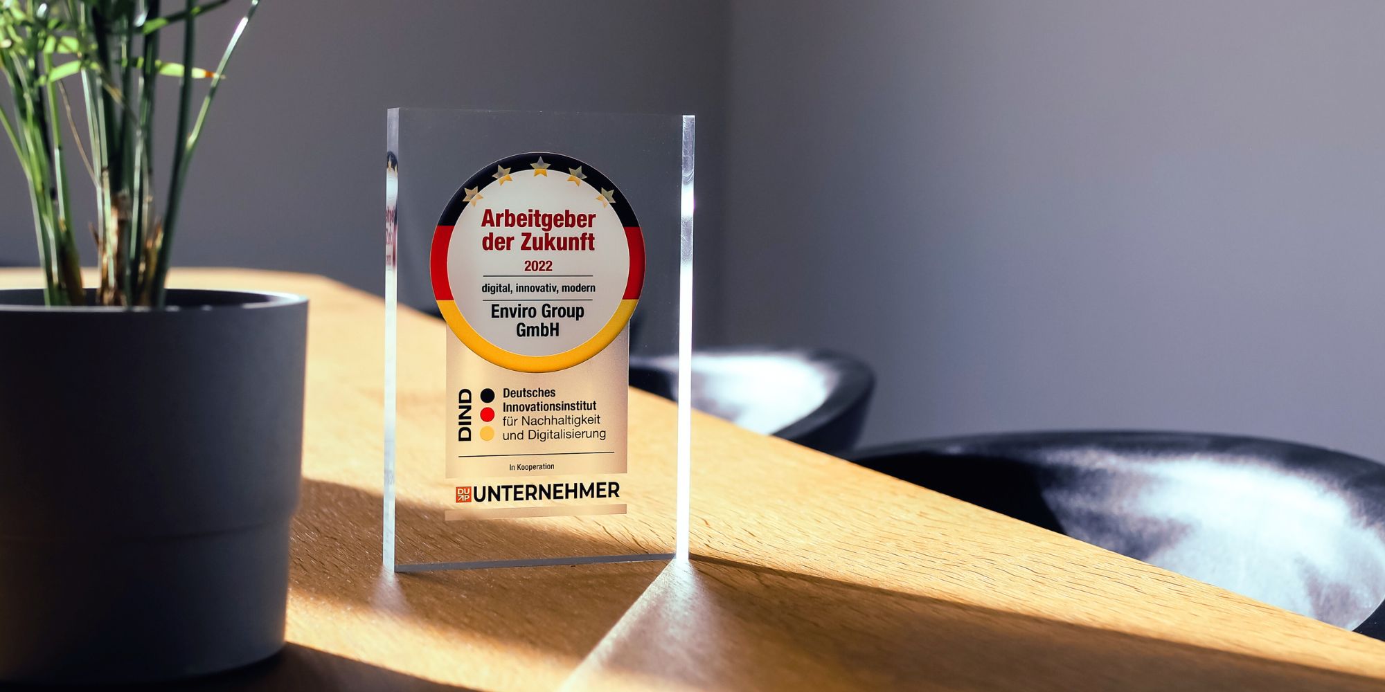 Auszeichnung Pokal als Arbeitgeber der Zukunft von der Enviro Group GmbH in Haiger