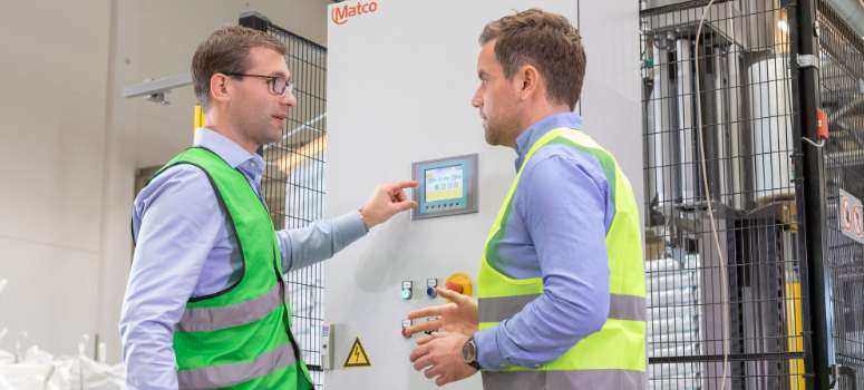 Prüfung der Stretch Safe Maschinenfolie aus Rezyklat von MItarbeiter der envriogroup in Haiger