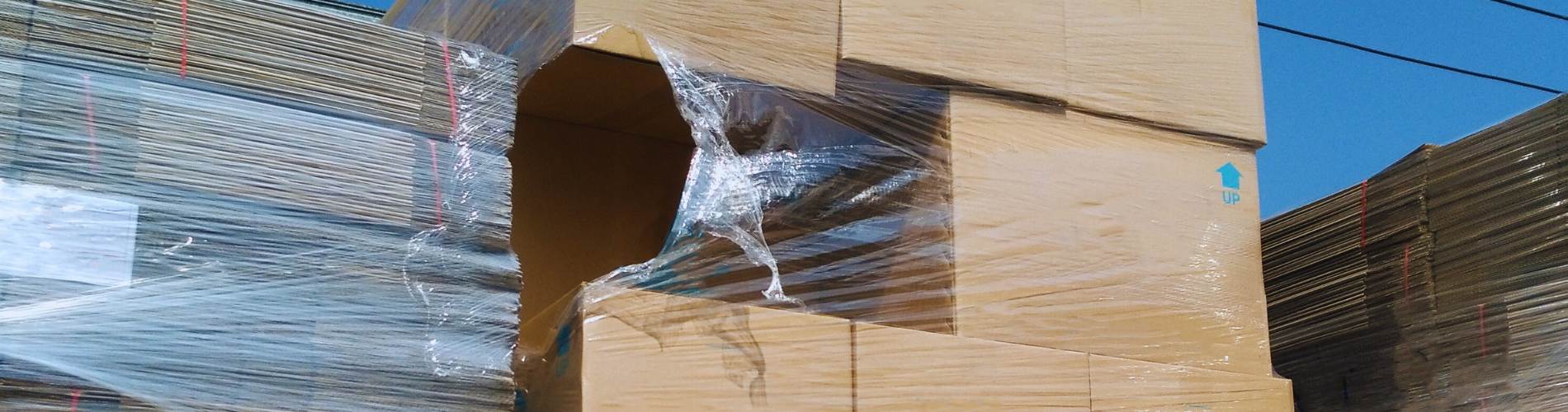 Transport damage on a pallet: carton and film damaged